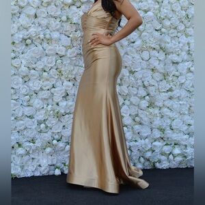 Elegant Strapless Satin Evening Gown in Gold